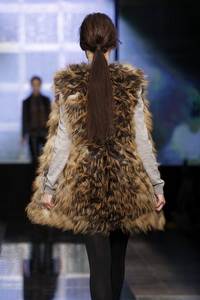 Baum und Pferdgarten  - коллекция осень/зима 2011 - 2012, мех Saga Furs®Gold Cross Fox