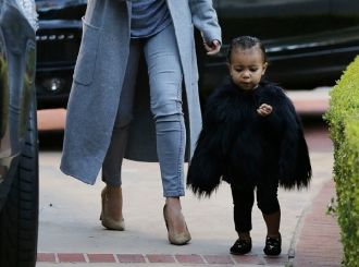 Дочка Ким Кардашьян не отстает от мамы, малышка модница в шубе на прогулке
