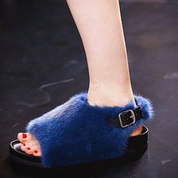 Меховые туфли-тапочки - хит Парижской недели моды