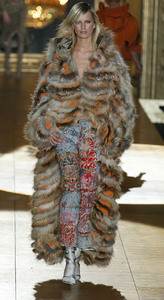 Длинное пальто из меха дикой лисы Eva Herzigova