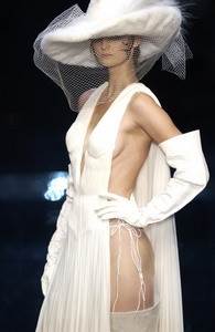 Свадебное платье и шляпка из норки Saga, Jean Paul Gaultier