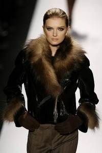 Oscar de la Renta - Brown patent leather jacket with wolverine trim
