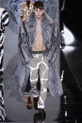 Мужская шуба из серебристо-черной лисы от дом моды Versace коллекция 2014