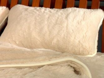 Подушки и одеяло из меха альпаки.